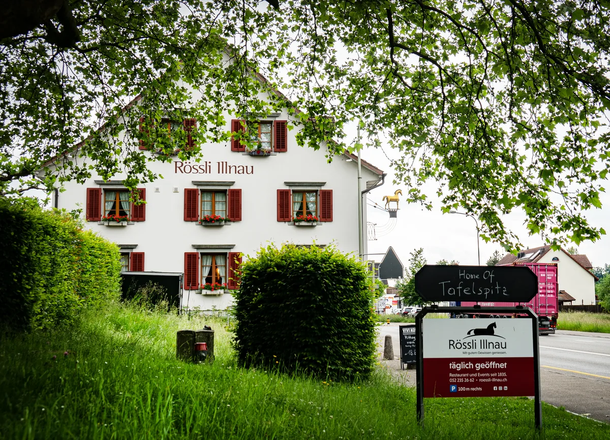 Für das Restaurant Rössli in Illnau wird ein neuer Pächter gesucht. (Archiv) Das Restaurant Rössli in Illnau von aussen. Ein dreistöckiges Haus mit Satteldach und roten Fensterläden. An der Fassade steht «Rössli Illnau».